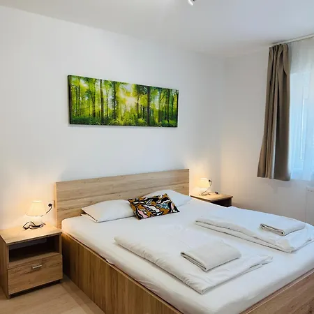 Leda 1-2 Aranypart Appartement *