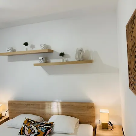 Leda 1-2 Aranypart Apartment