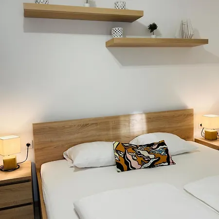 Leda 1-2 Aranypart Appartement *